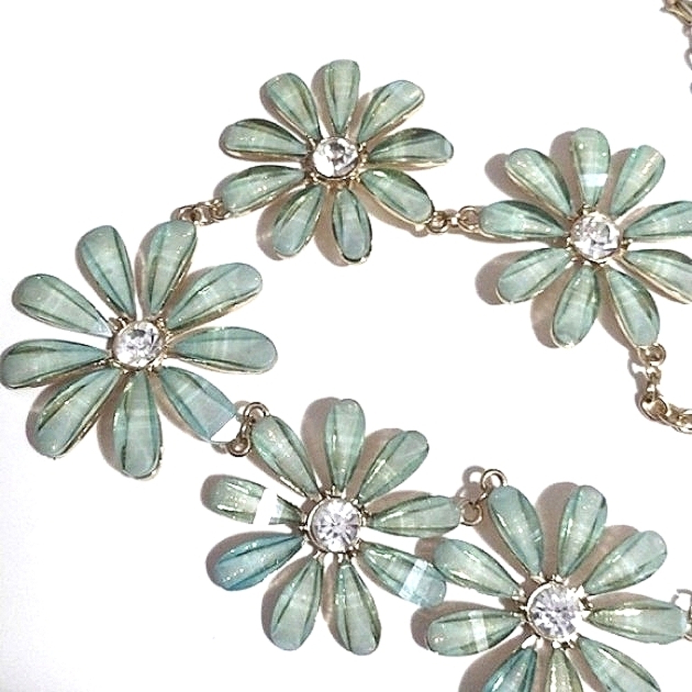 VINTAGE GREEN LUCITE PETALS AND RHINESTONES FLORAL BIB GOLD-TONE 17-20"NECKLACE - Picture 9 of 11